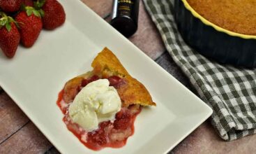 Easy Strawberry Cobbler | Fresh Homemade and Eggless