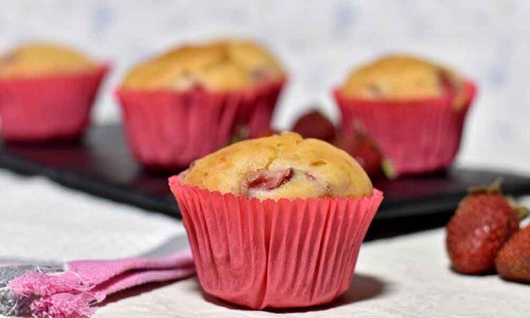 Read more about the article Irresistible Eggless Strawberry Muffins with Fresh Strawberries